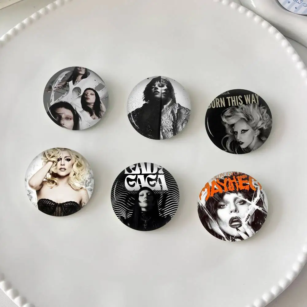 Sänger L-Lady Gaga Mayhem Neue Broschen Soft Button Pin Lustige Silly Gnarpy On A Skateboard Meme Abzeichen Gamer Collection Geschenke
