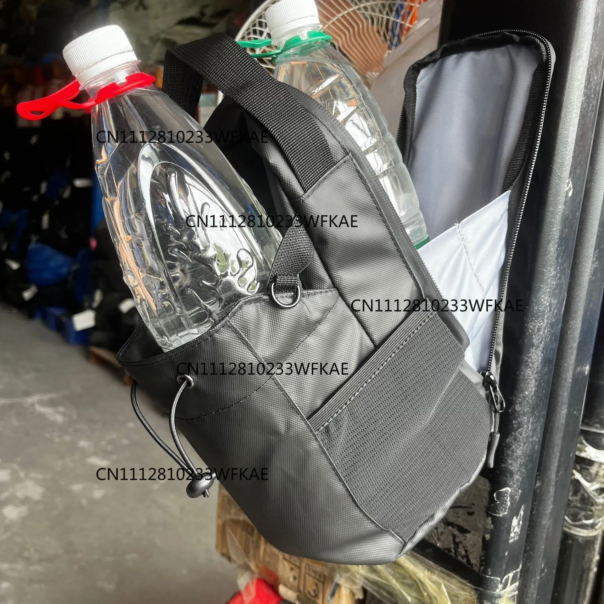 Hot-selling fitness magnetic kettle bag, water cup messenger bag, gym mobile phone key storage bag view 3
