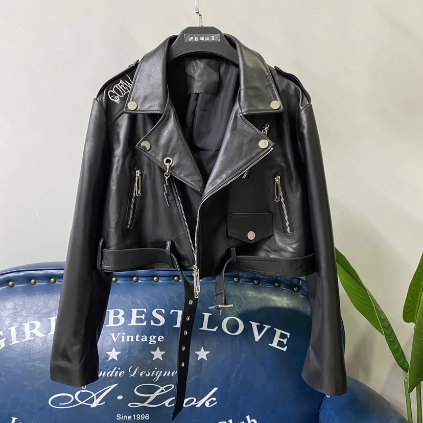 Lente nieuwe Sle Ultra-ort briefborduurwerk eapenvacht motorfiets Jaet Faionable damesjas ort lengte ritssluiting