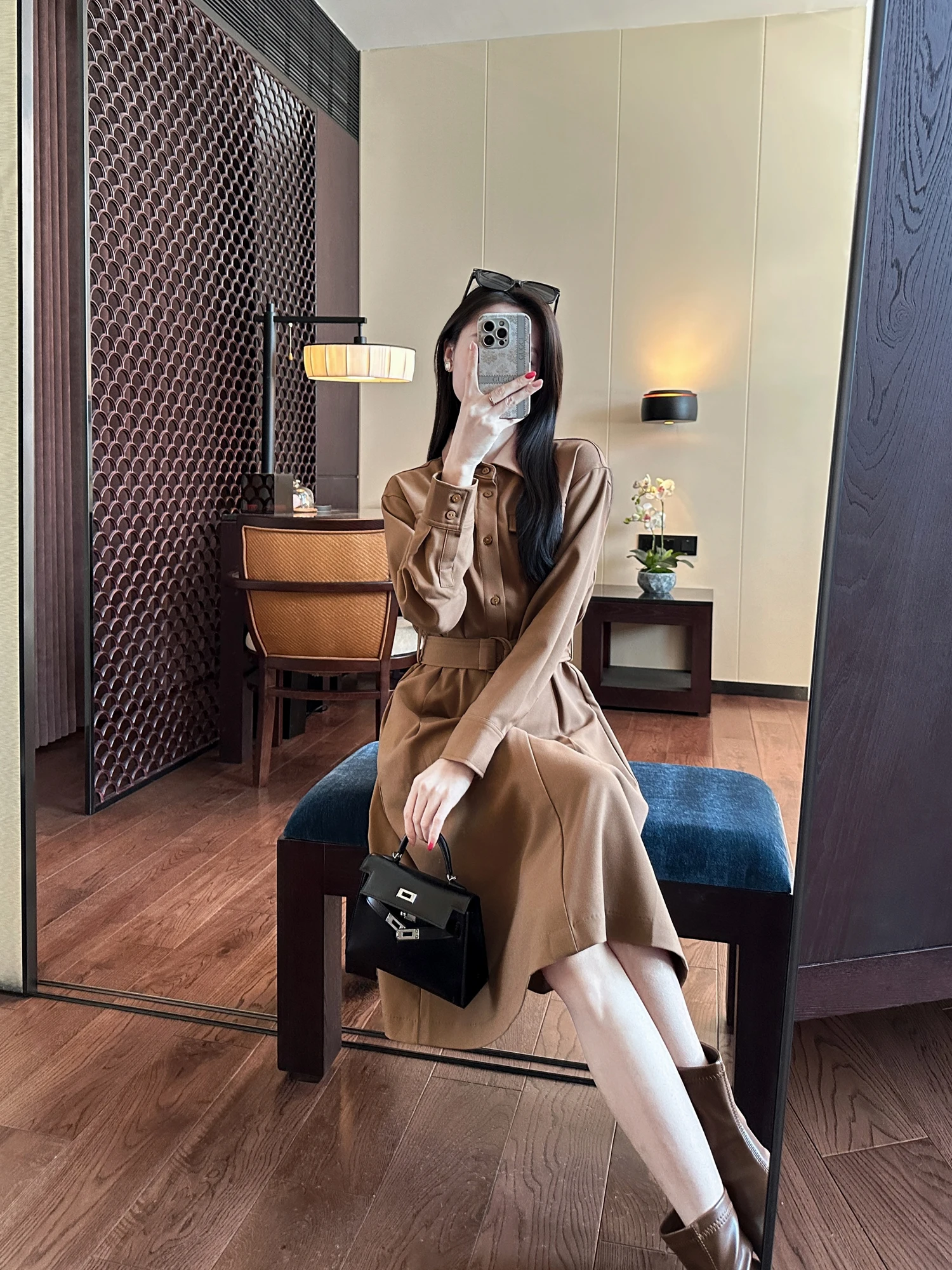 

Удобное женское платье А-силуэта с завышенной талией, длинным рукавом и одной пуговицей, для повседневной носки