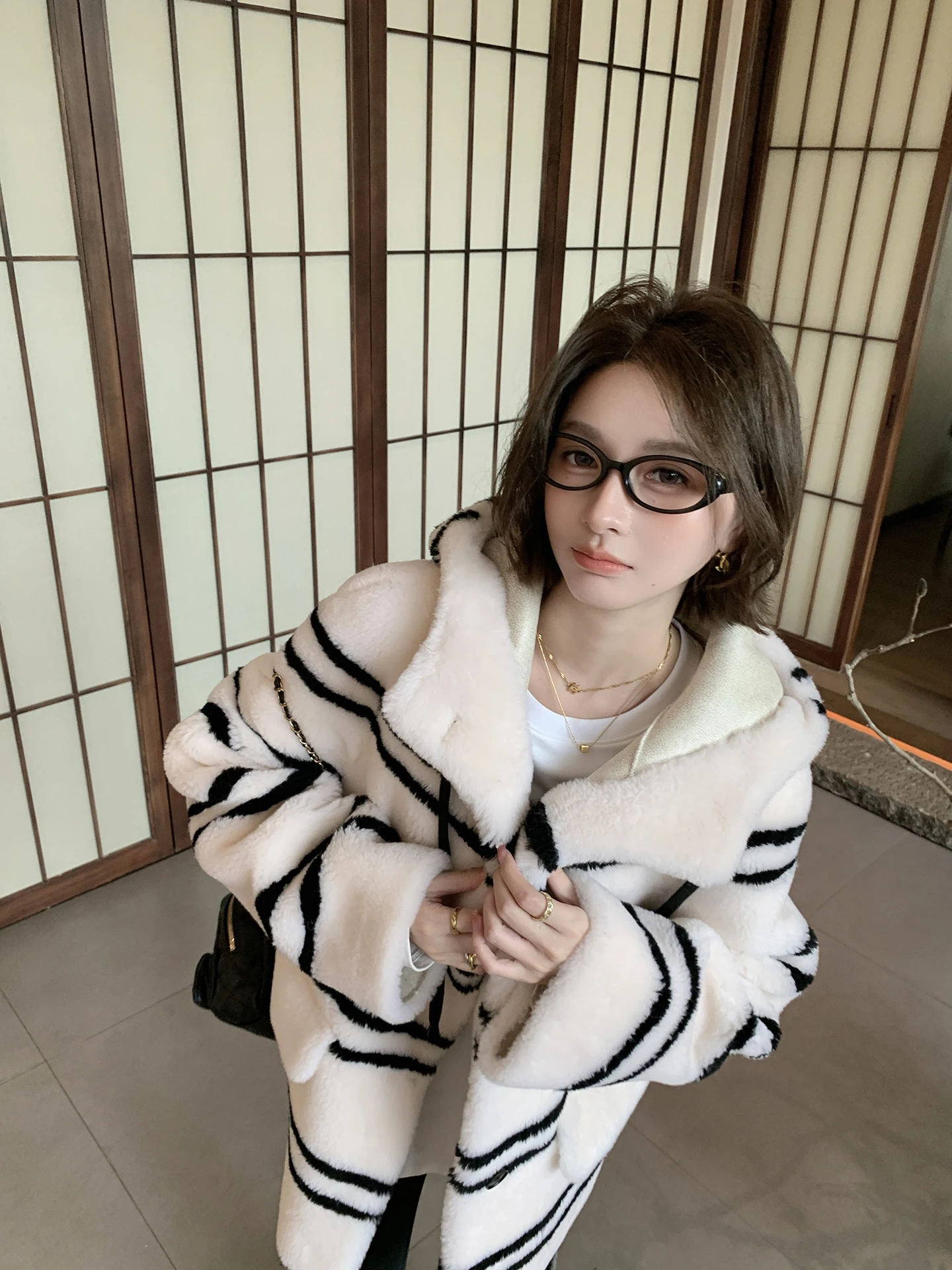 

Утепленная шуба из овчины средней длины с капюшоном, белая, цвета лунного света, новая модель, женская, комфортная, теплая верхняя одежда в корейском стиле