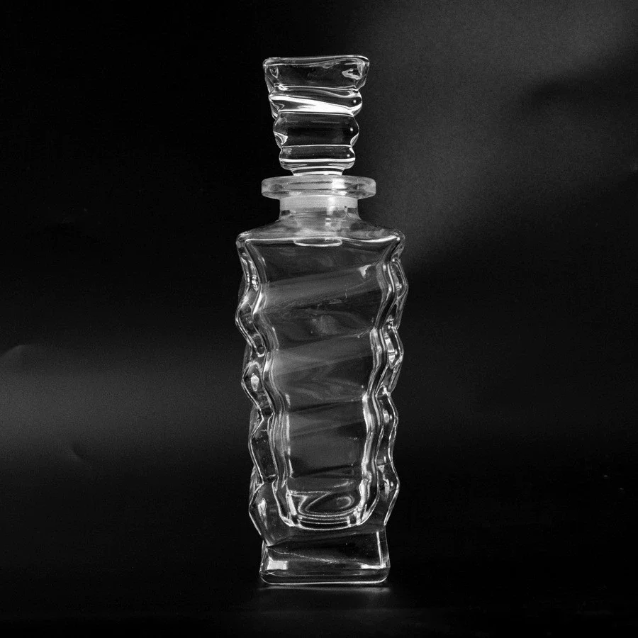 1Pcs New With Screw Cap Wine Bottle Spirit Alcohol Liquor Transparent Whiskey Decanter Small 150ml Glass Bottle