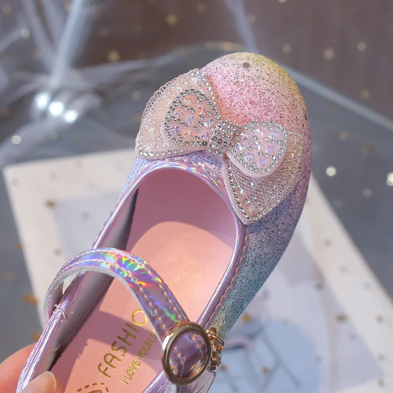 Glitzernde, elegante Mädchen-High-Heels in Regenbogenfarben mit Schleifenknoten, Prinzessinnen-Schuhe für Kinder, für Hochzeiten und Partys, hochhackig, schick, neu. – Detail 7