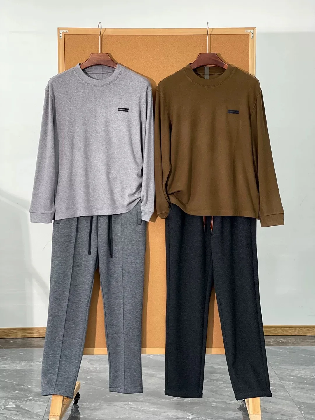 

Men's round Ne Long Sve T-irt Velvet Color Base Layer Top Faionable Horizontal Stripe Simple Design Autumn Win...