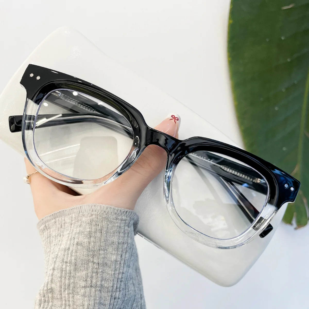

TR90 Anti Blue Light Minimalist Personalized Glasses Trendy and Fashionable Men's and Women's Thick Edged Oval Frame Flat Lens