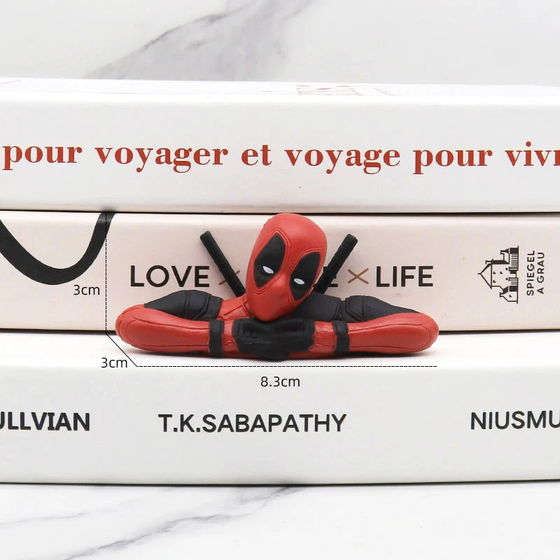 Kreskówka Deadpool rysunek lusterko wsteczne samochodu wisiorek czytaj książkę SUCK IT wisiorek do samochodu akcesoria wewnętrzne Mini zabawki modele