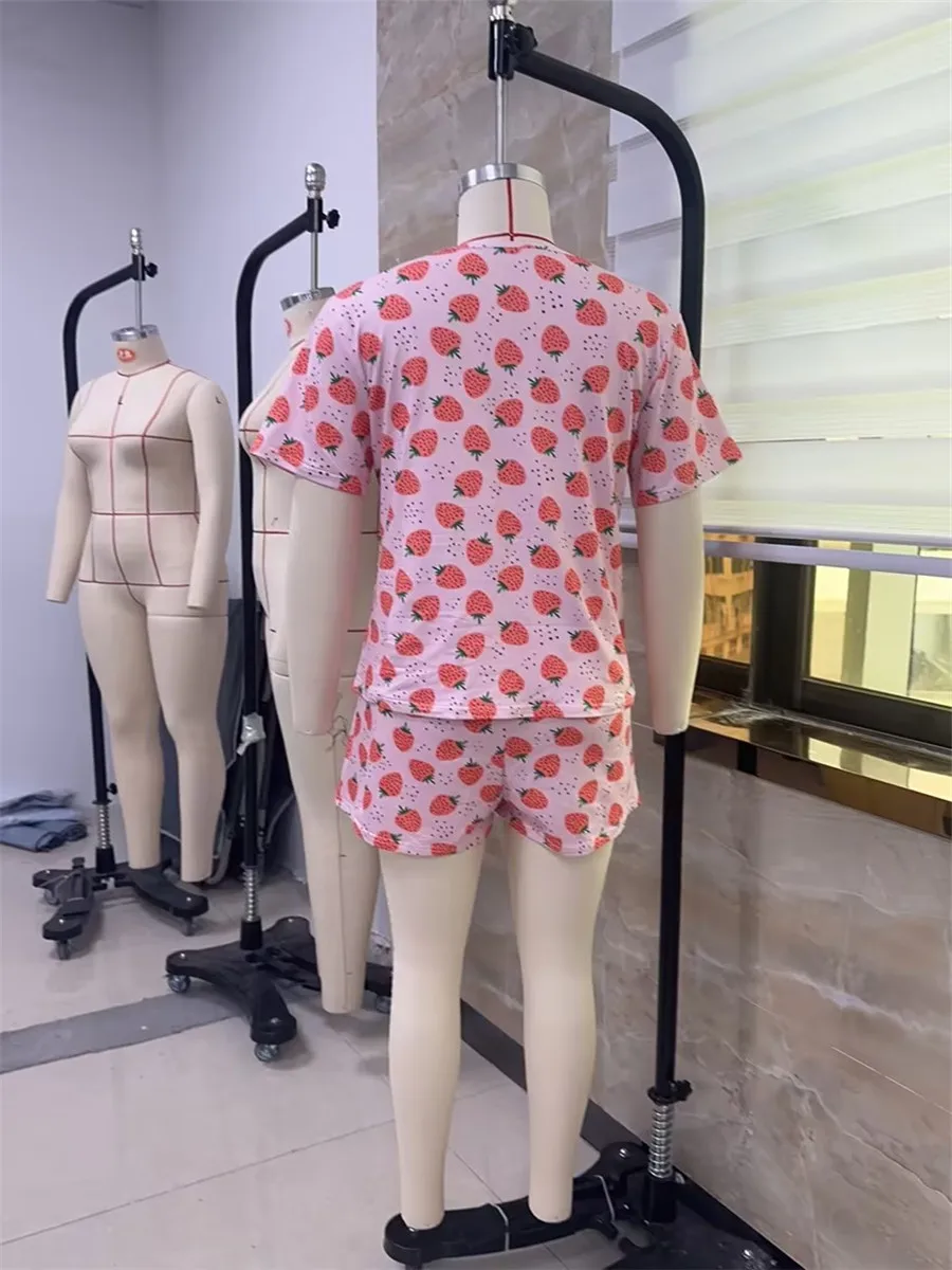 Conjunto de dos piezas con estampado de fresa para mujer, camiseta de manga corta con cuello redondo, minipantalones cortos con cintura elástica, ropa de descanso para el Día de San Valentín