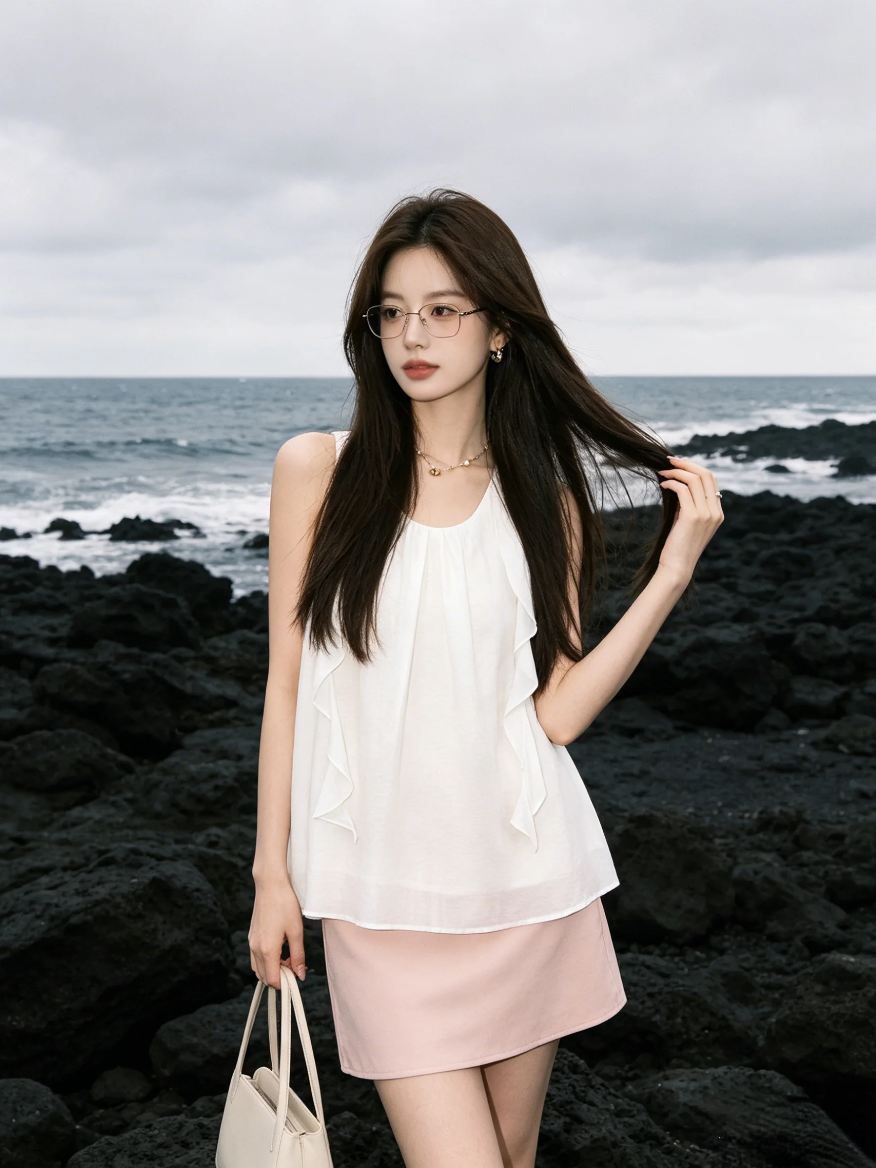 

Casual Style Loose Fit Sleeveless Women's Vest Summer Outerwear Breathable round Neck Design Fashionable Lace Trim Top