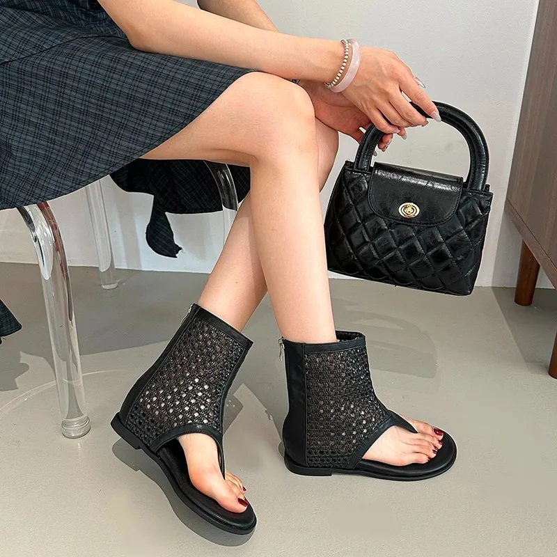 Женские сандалии на клипсе, новые летние корейские ботинки с круглым носком 35–42, полые сандалии на высоте, модная трендовая обувь