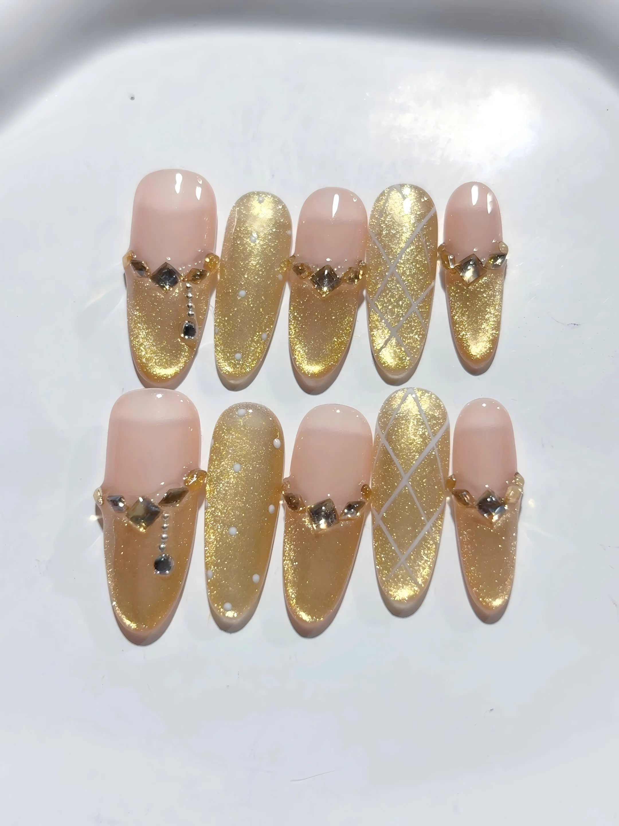 

Cat-Eye Small Diamond Rhombus Lines Accessible Luxury Style Fashion Manicure (C428)