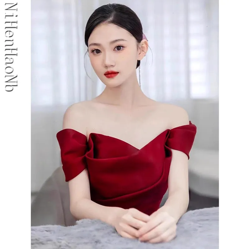 ชุดราตรีสีแดงซาตินสำหรับงาน Quinceanera คอเรือ แบบเปิดไหล่  ชุดราตรีทรงเอไลน์  ชุดค็อกเทลสุดหรู