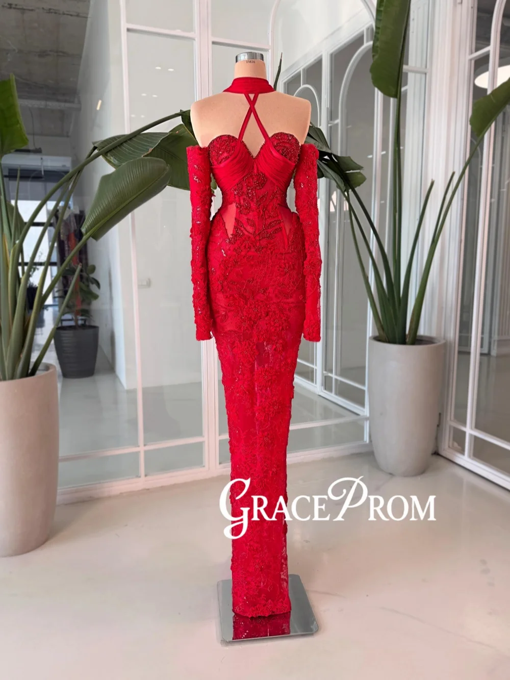 

Red Embroidery Lace Evening Dress Chic Illusion Halter Wedding Party Gown Customized Opulent Straight Long Red Carpet Gowns
