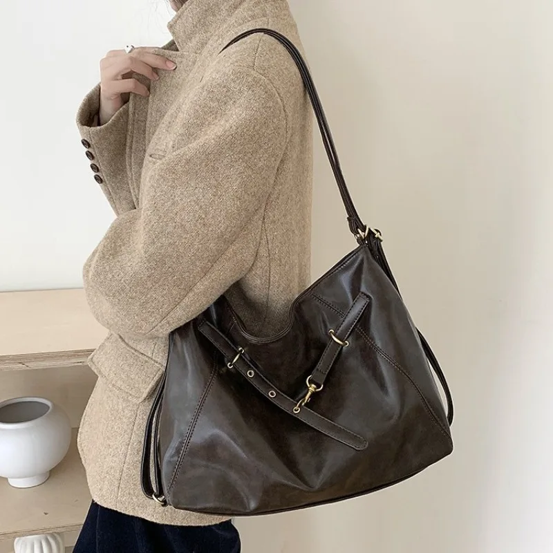 

Осень-зима 2025: винтажная большая вместительная сумка-тоут, многофункциональная трансформируемая сумка-рюкзак, нишевая студенческая пригородная сумка на плечо