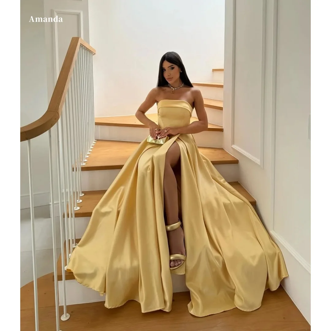 

Индивидуальный пошив: Золотое атласное платье без бретелек с жестким лифом и высоким разрезом от Amanda – вечерние наряды для торжественных мероприятий