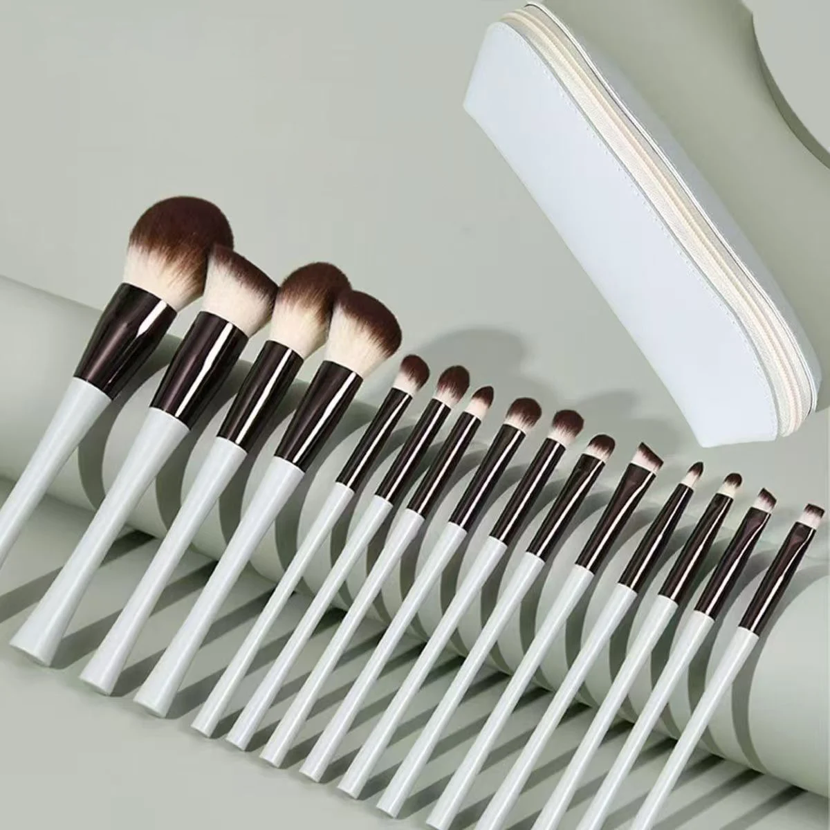 15本入りプロフェッショナルメイクブラシセット 高品質合成ファンデーションブラシ 完璧な塗布のための高度なメイクツール