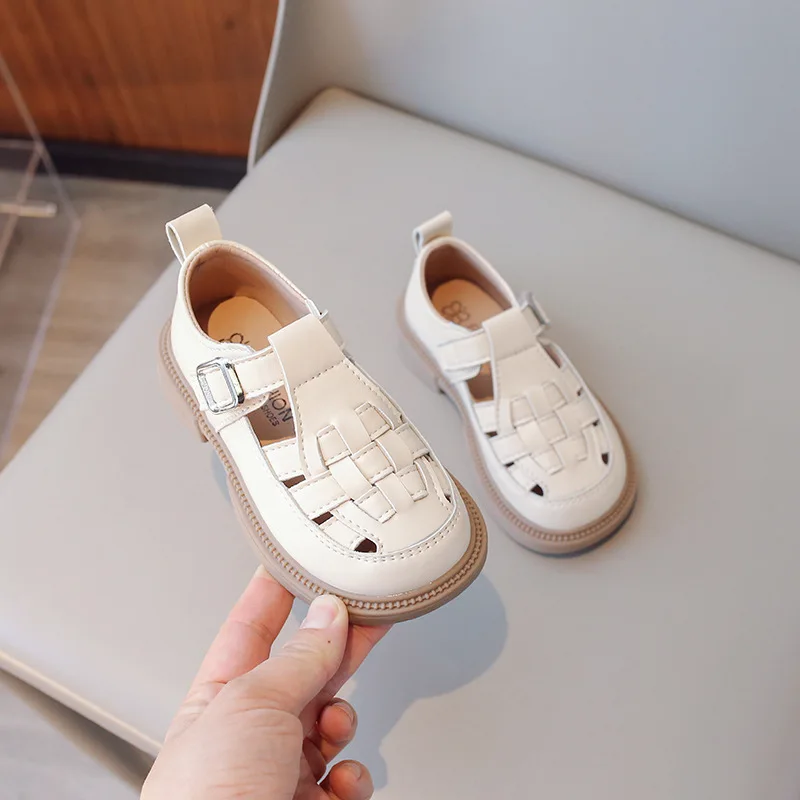 Petites chaussures en cuir respirantes creuses pour enfants, chaussures simples à semelle souple, garçons et filles, amour de la mode, printemps et été, nouveau, 2024