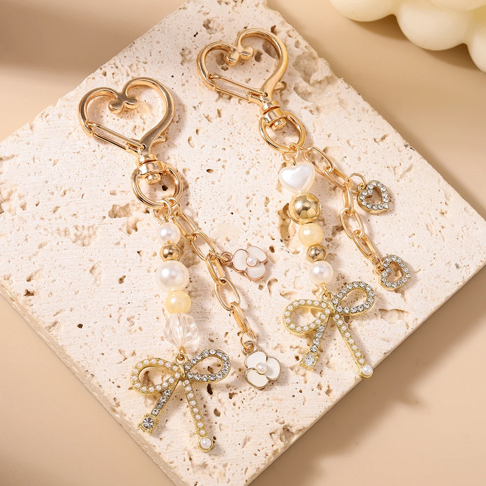Aihua Niedlicher Y2K Metall-Herz-Blumen-Schleifen-Schlüsselanhänger mit Perlen für Damen und Mädchen, Handtaschenanhänger, DIY handgemachter Schmuckzubehör – Detail 2
