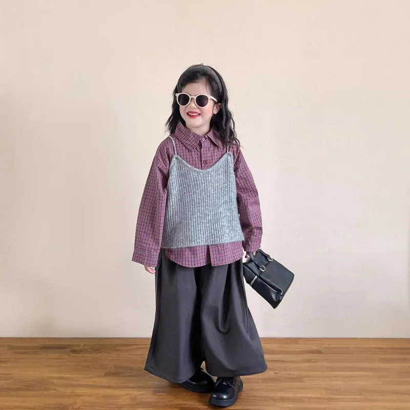 

Комплект для девочек, осень 2024, повседневная винтажная фиолетовая клетчатая рубашка, серая вязаная майка, серые широкие брюки, комплект из трех предметов