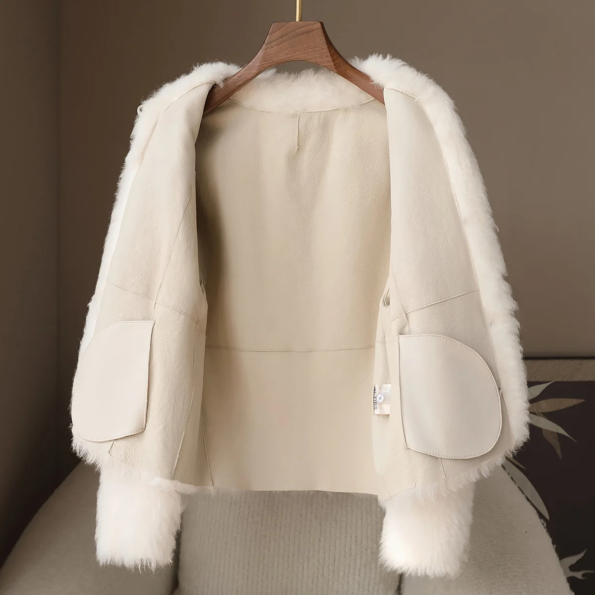 2025 شتاء جديد توسكان نصف لفة الأغنام الفراء معطف متكامل المرأة أزياء قصيرة الفراء سترة