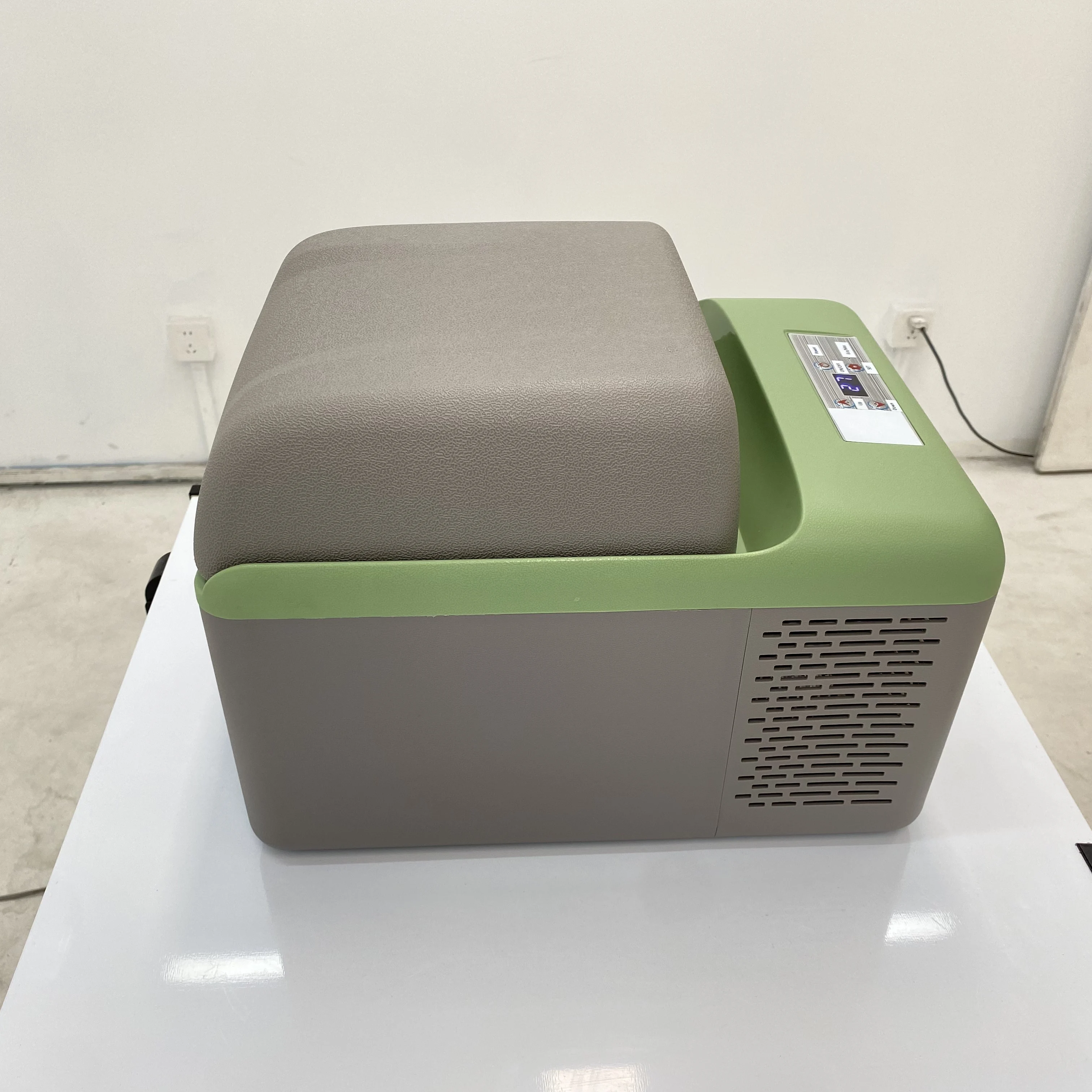 

Маленький портативный автомобильный холодильник-морозильник 12В/24В с электрическим компрессором для кемпинга