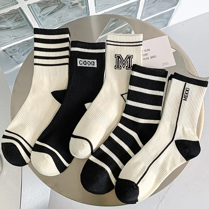 5 Pairs Of Fashionable And Trendy Women\'s Wocks Set Black And White Striped Socks Minimalist Sports Style Medium Length Socks