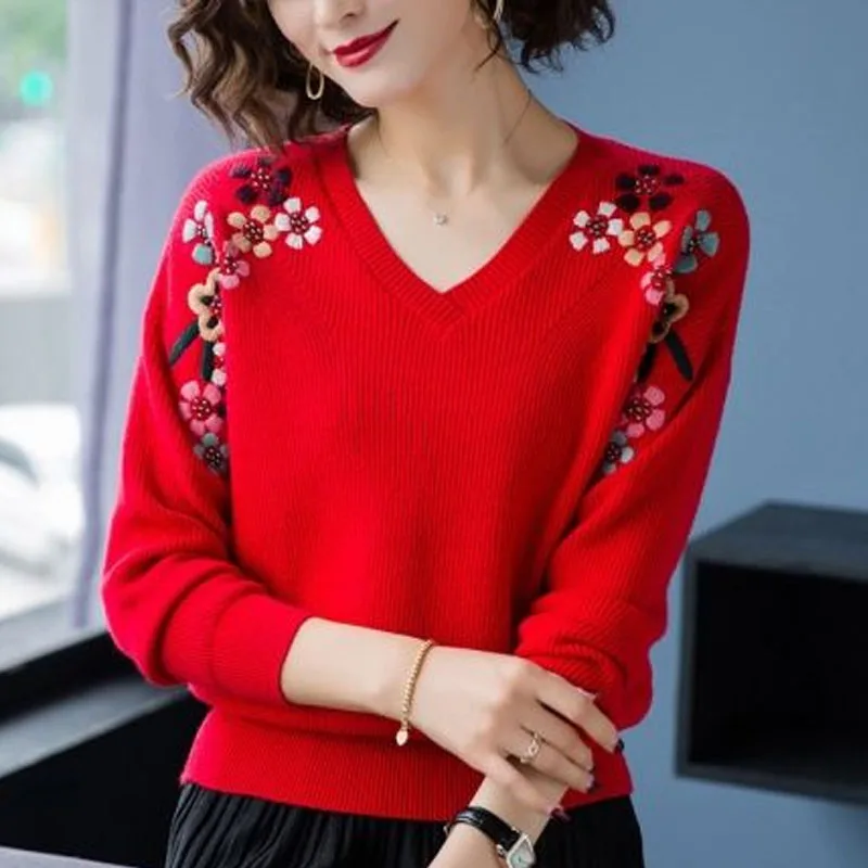 New Autumn and Winter Fashionable and Versatile V-neck Embroidered Loose and Simple Commuting Short Women\'s Knitted Sweater