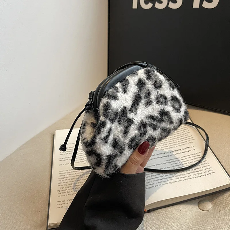 女性用ヒョウショルダーバッグ、レディース小さなクロスボディバッグ、カジュアルな雲メッセンジャーバッグ、新しいファッション