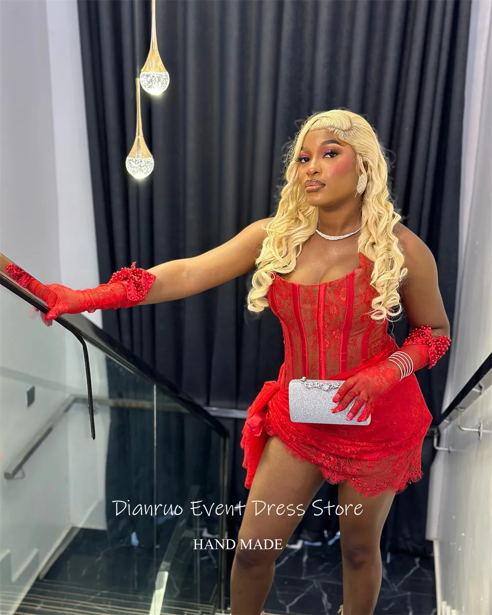 Dianruo فساتين لحضور الحفلات الموسيقية باللون الأحمر غير المتماثلة من الدانتيل الصغير فيستدوس دي فييستا أنيقة 2025 مزينة بطيات فساتين لحفلات الكوكتيل حسب الطلب