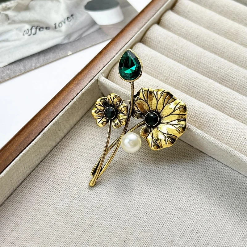 Women Elegant Classic Lotus Leaf Lily Crystal Pins Brooches Vintage Simple Design Lady Plant Party Wedding Corsage Accessories