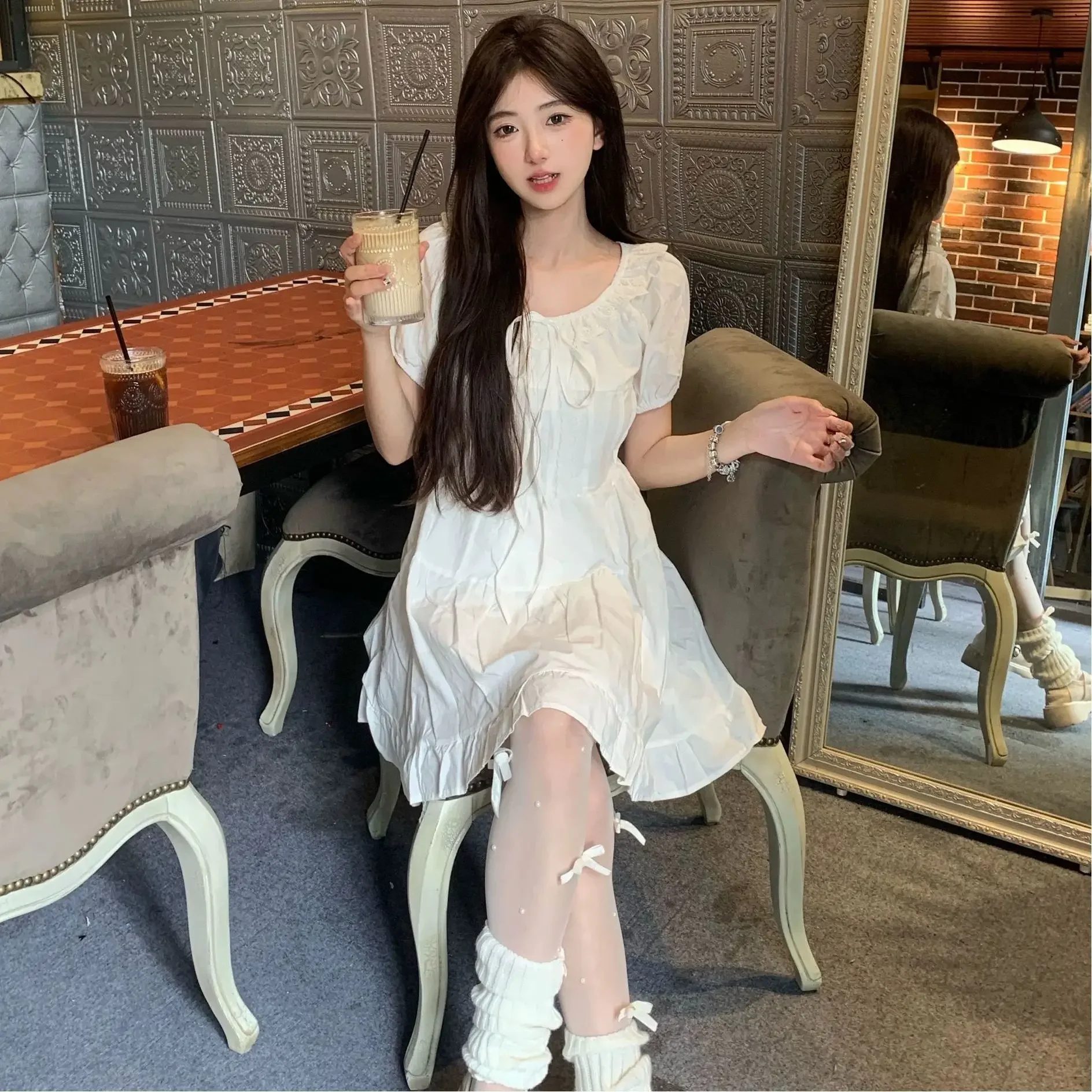 Minifalda blanca elegante francesa, novedad de verano, vestido de mujer de estilo, manga acampanada, cuello cuadrado, Falda corta ceñida con cintura dulce