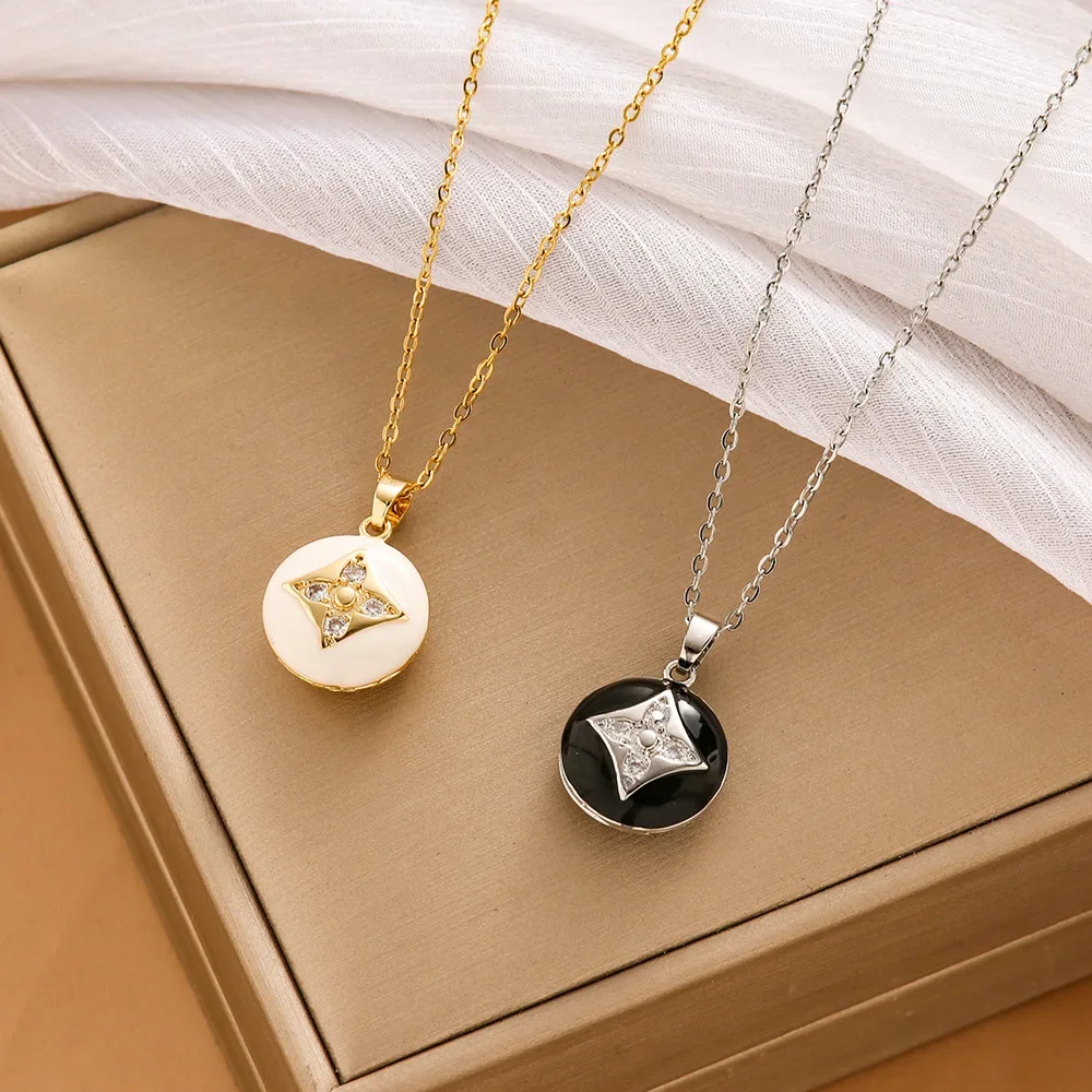 Un accesorio de collar moderno y elegante con un colgante redondo con logo de circón.