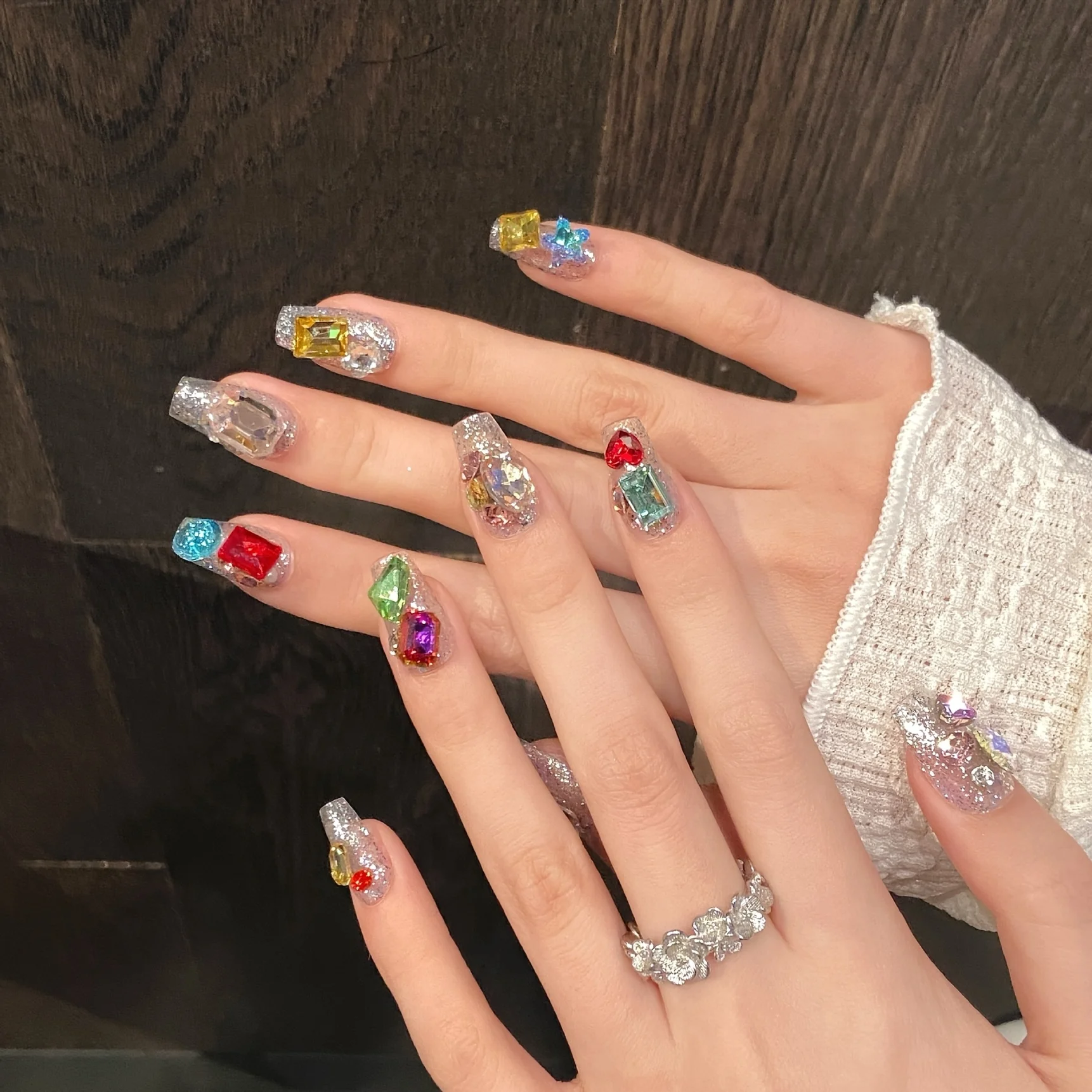 10 قطع من إكسسوارات الحجر الملونة القصيرة الراقية تظهر أظافر صناعية مصنوعة يدويًا للفتيات على شكل توابل بيضاء، فلاش متعدد الماس خفيف فاخر عالي