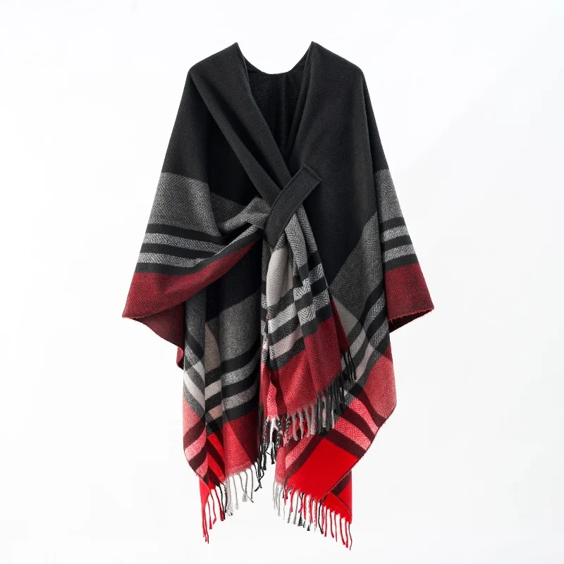 A woman\'s shawl with knitted fringed double-sided latticework outside her autumn and winter cloak is geometrically warm