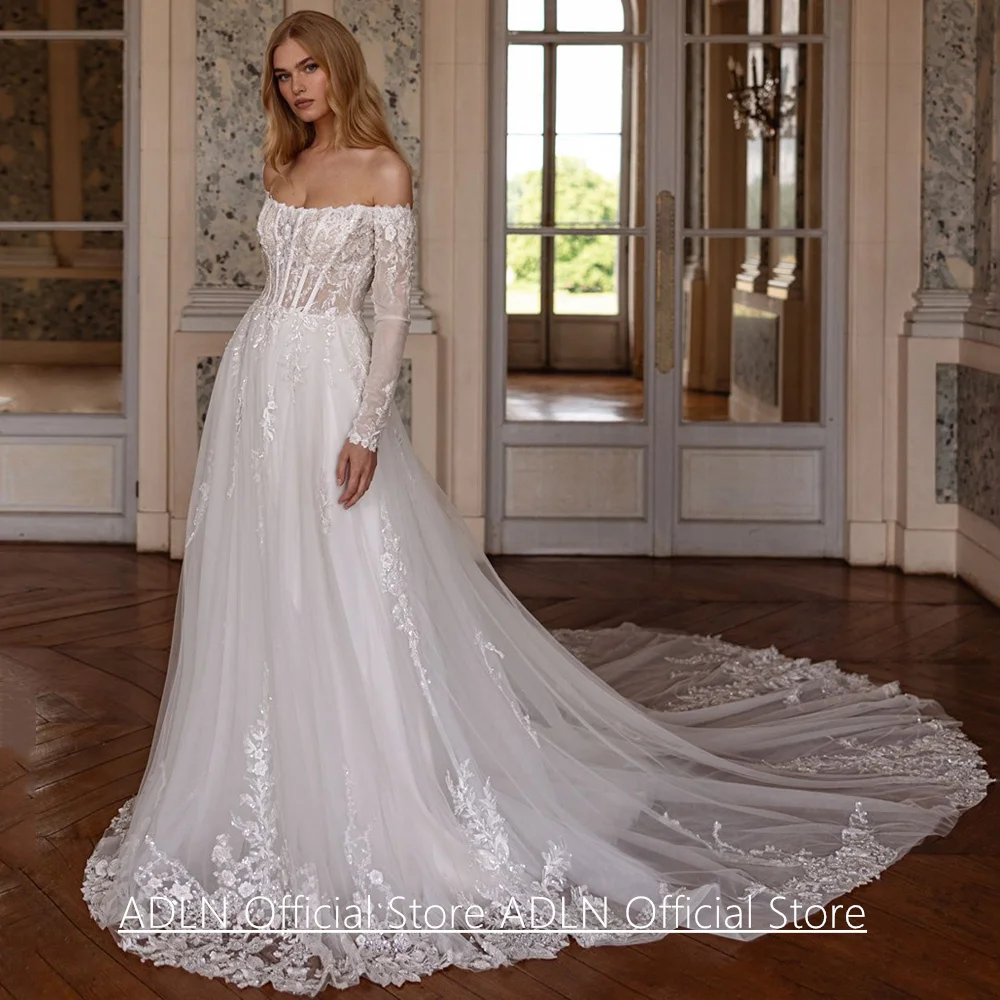 ชุดแต่งงานเจ้าสาวสุดหรู คอตัก แขนยาว ประดับลูกปัดและappliqué ชายกระโปรงทรงคอร์ท สายเดี่ยวเปิดหลัง ออกแบบได้ตามต้องการ