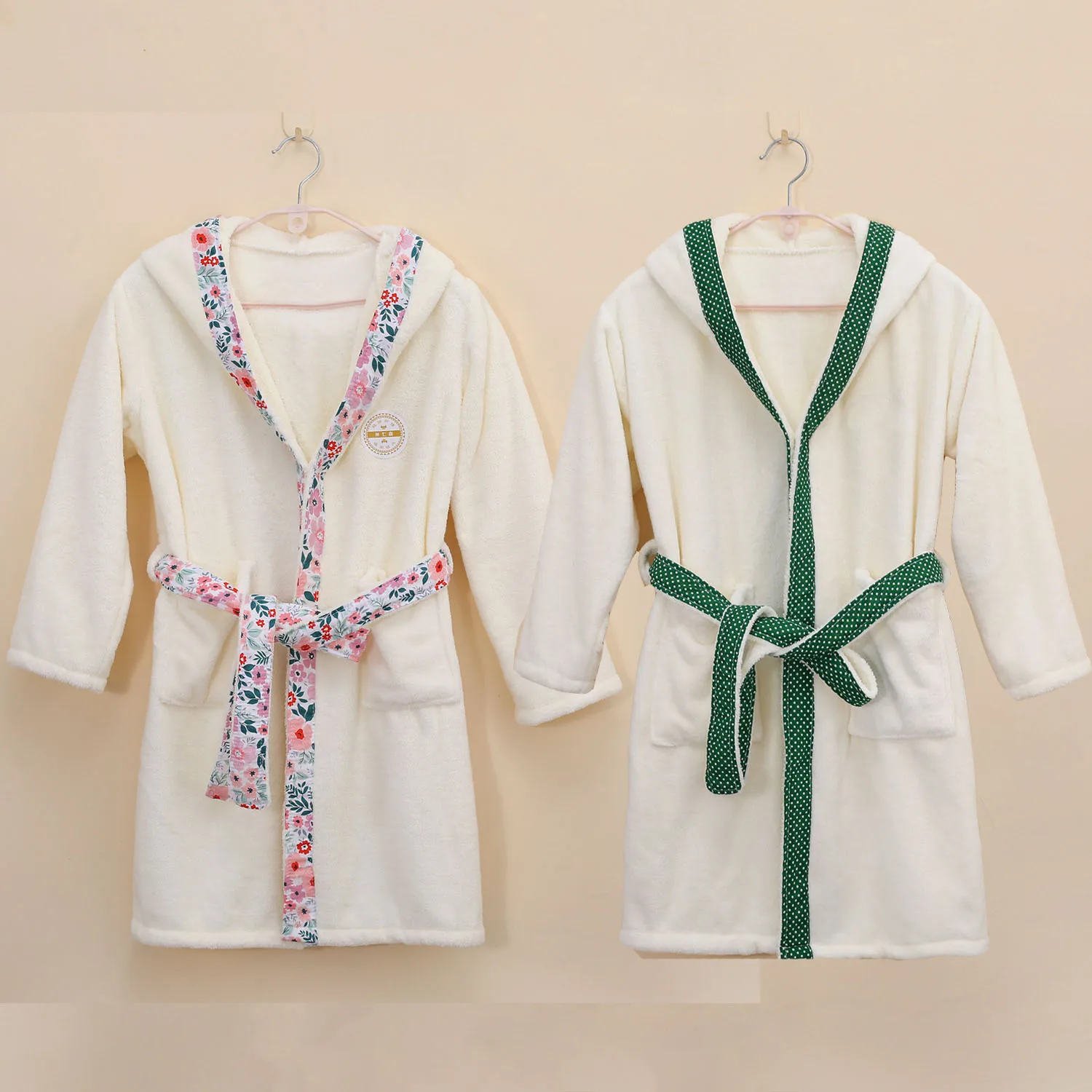

Four Seasons Fashion Hooded Bathrobes Coral velvet Long Sleeve Sleepwear Soft comfortable bathrobe pajamas Women Mens