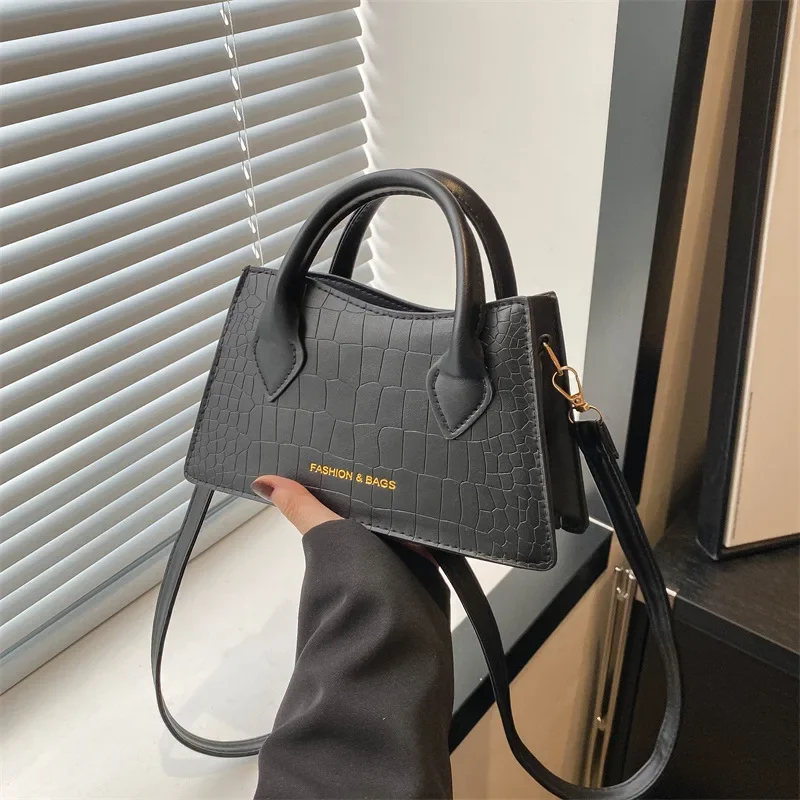 Internet celebrity small fresh handbag  this year popular new versatile ins casual bag shoulder messenger small square bag