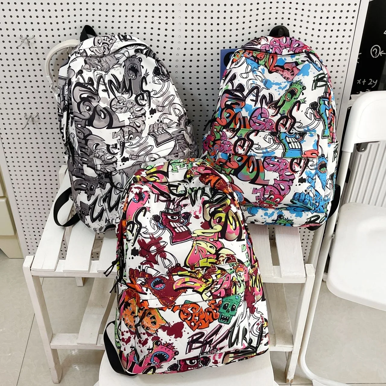 Zaino Graffiti alla moda Zaino per studenti adolescenti di grande capacità Zaino da viaggio popolare da strada per uomo e donna con stampa di lettere dei cartoni animati