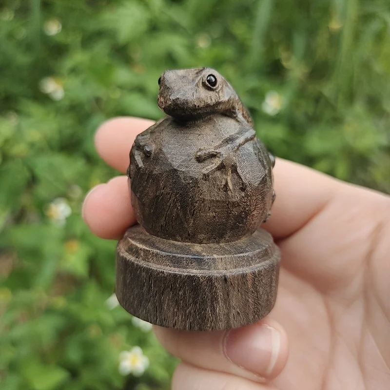 Handmade Wooden Frog Holding a Ball Ornament, Suitable for Home Decoration, Tea Room Decor, Tabletop Decorations, Christmas Decorations, Centerpiece Decorations, Office, Statue