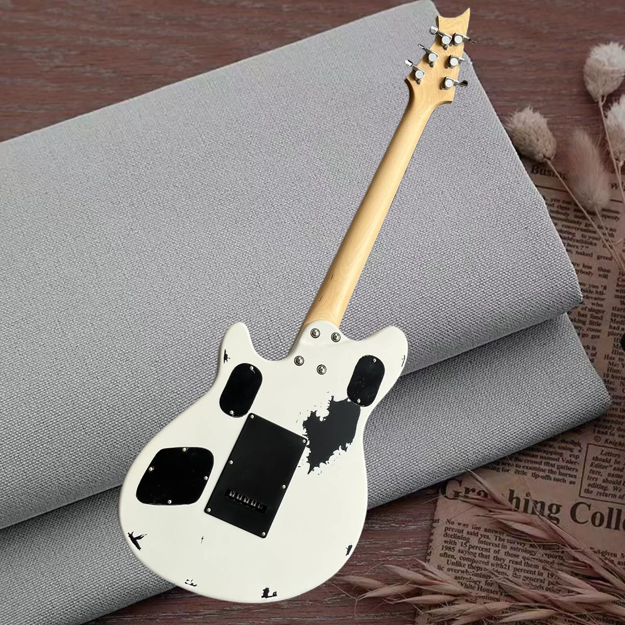 Electric guitar, factory customized, maple neck, peach blossom heart body, human ERP, in stock, fast and free shipping