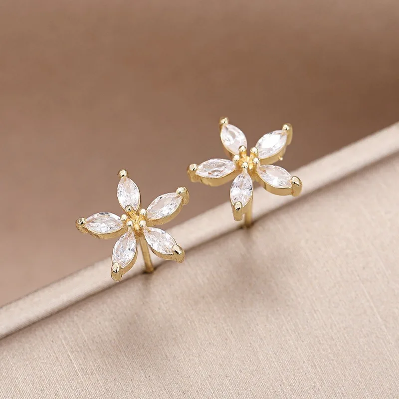 

New personalized five petal flower French style light luxury niche versatile women's earrings