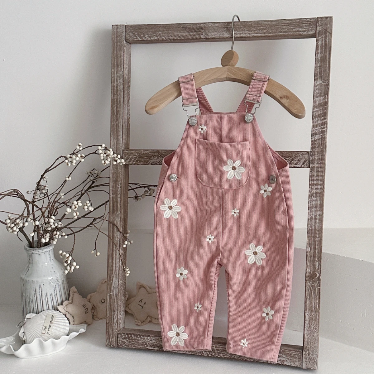 Koreanischer Stil Baby Jungen Mädchen Overalls Gänseblümchen-Stickerei Denim-Latzhosen Kinder-Overalls für Frühling Herbst 0-3 Jahre – Detail 3