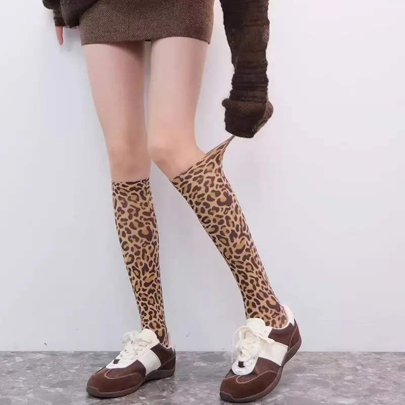 Modische Persönlichkeit mit Leopardenmuster, Schlangenmuster, Socken, gelbe Wadensocken mit Leopardenmuster, bedruckte Seidenstrümpfe, mittlere Röhrensocken