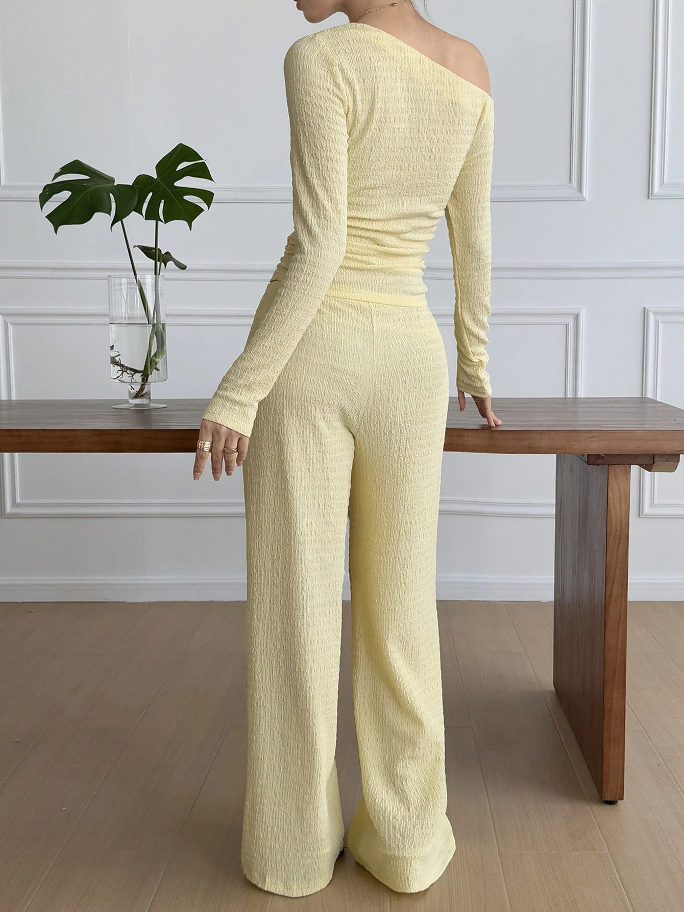 

2025 Two Piece Women's Fashion Spring and Summer Latest Hot Selling Leisure Vacation Long Sleeved Vest Long Pants Two-Piece Set