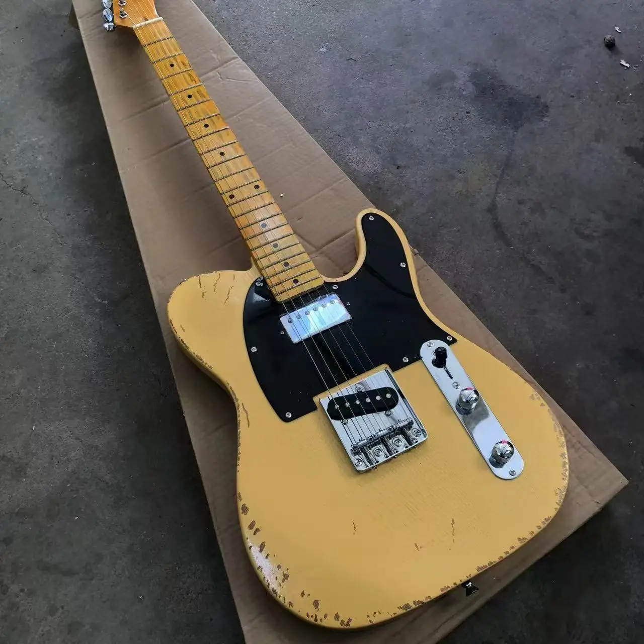 Milk yellow six-string old electric guitar, basswood body, maple neck, black panel support personalized customization.