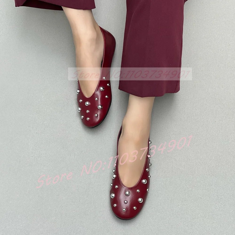

Женские балетки с шипами, повседневные женские туфли без шнуровки с заклепками и куполом, круглый носок, винно-красные, большие размеры, женские туфли на плоской подошве из лакированной кожи в стиле панк
