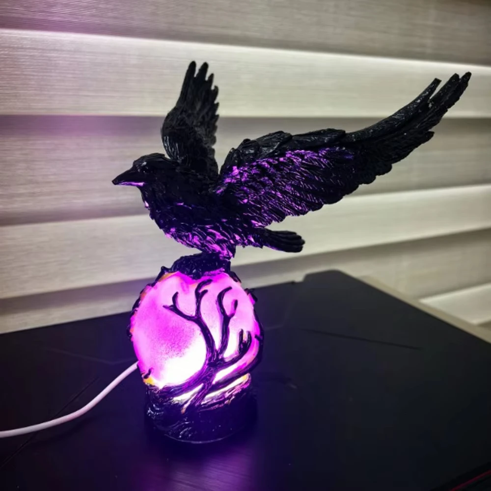 Gotische Raben-LED-Lampe, handgefertigte Skulptur auf lila leuchtender Kugel, geheimnisvolles Dekor für Schreibtisch-Nachtlicht – Bild 5