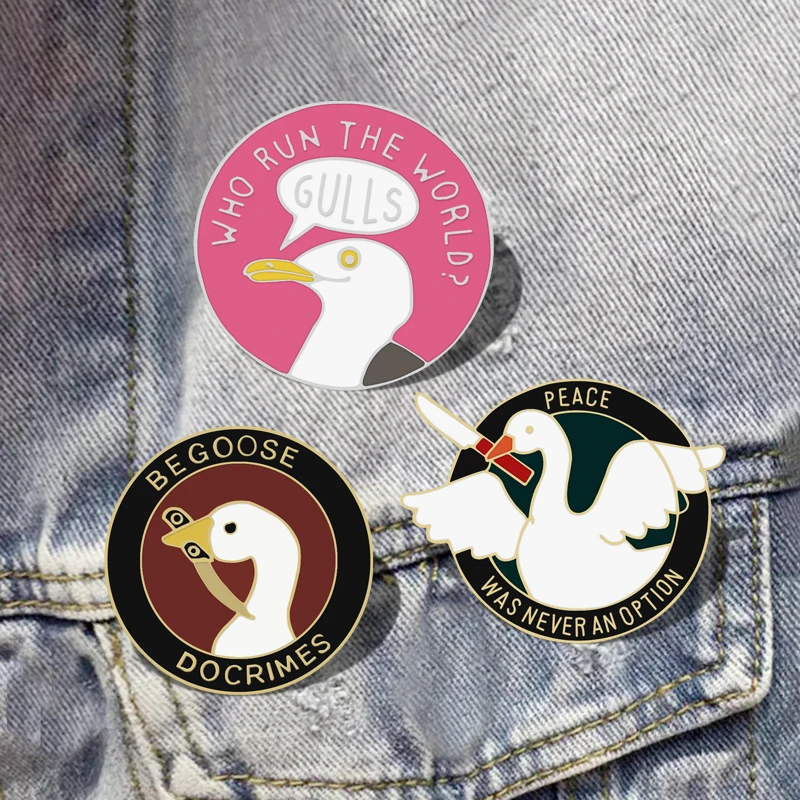 Brooch for Women Men Crimes Gooses with Knife Shirt Lapel Pins Cartoon Seagull Round Badge Bag Hat Jewelry Assassin Goose Enamel