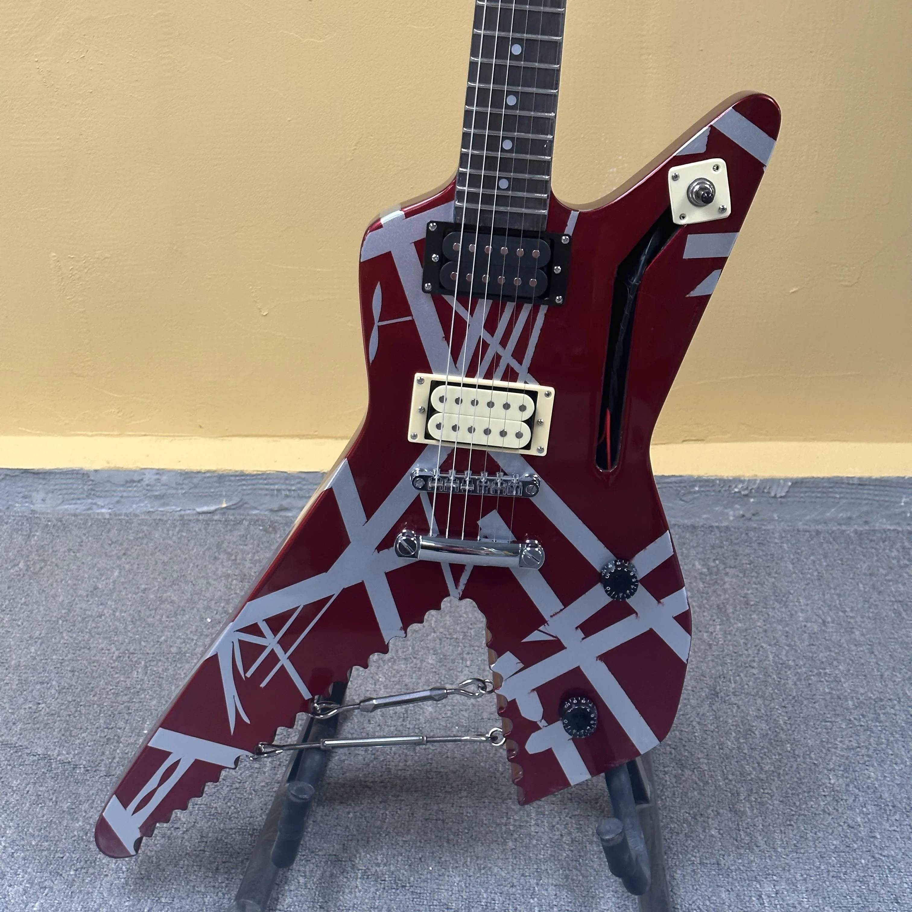 In stock High Quality Red and white striped electric guitar. Place an order and the guitar will be shipped immediately guitarra