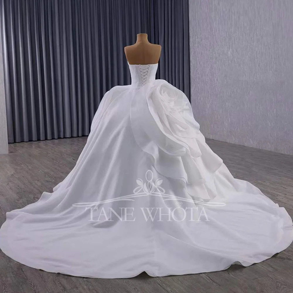 فستان عروس قابل للتخصيص بدون أكمام بدون حمالات ثوب زفاف مع ظهر برباط وتفاصيل زهور ثلاثية الأبعاد 2025 رداء De Mariée