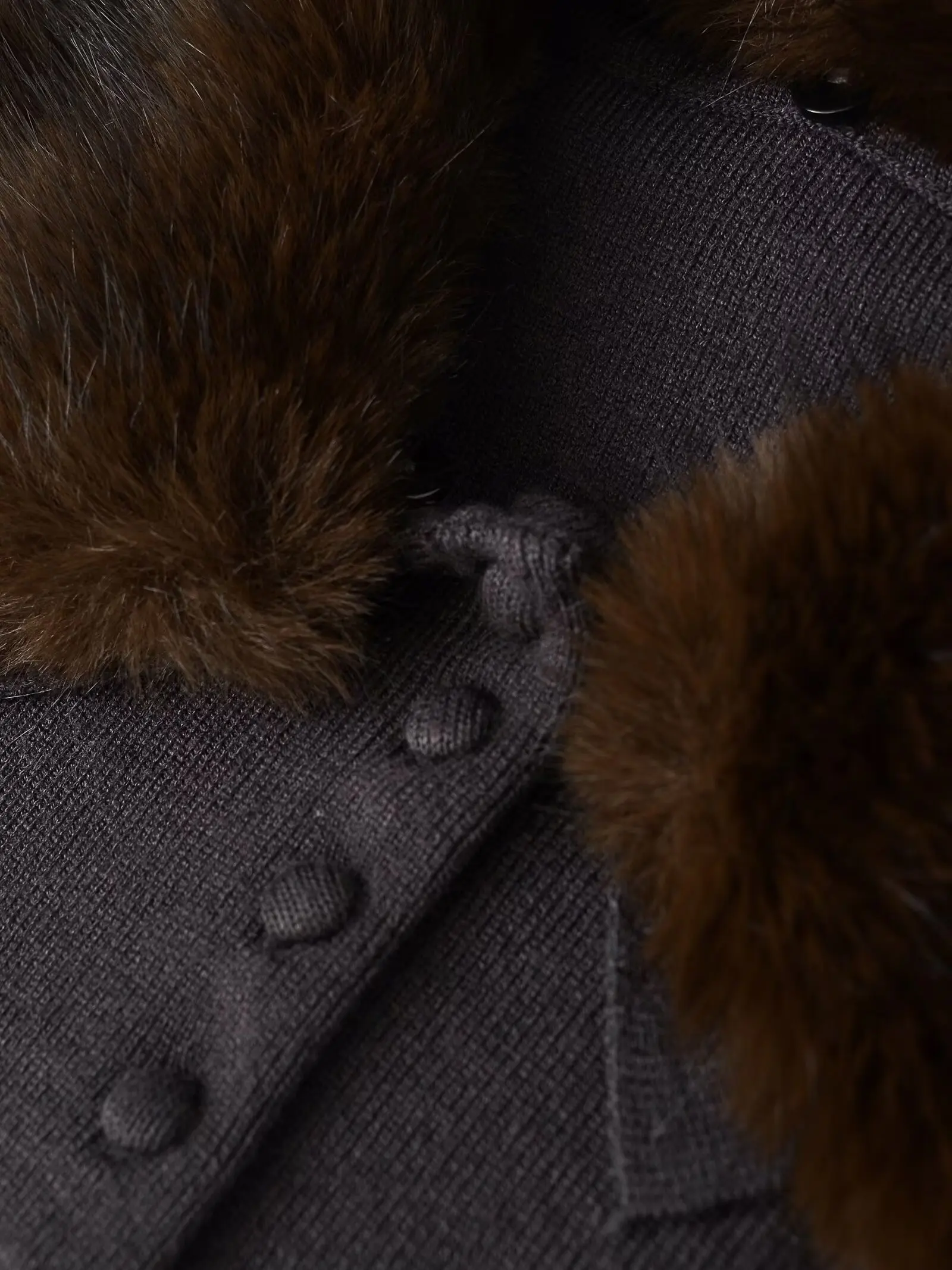 เสื้อสเวตเตอร์แฟชั่น KONDALA ปี 2025 สำหรับผู้หญิง สีเทา สไตล์วินเทจ ตกแต่งผ้าขนสัตว์เทียม ปกเสื้อแบบปกเชิ้ต ดีไซน์หรูหรา กระดุมแถวเดียว เสื้อถักไหมพรม เสื้อคลุมคาร์ดิแกนสำหรับผู้หญิง